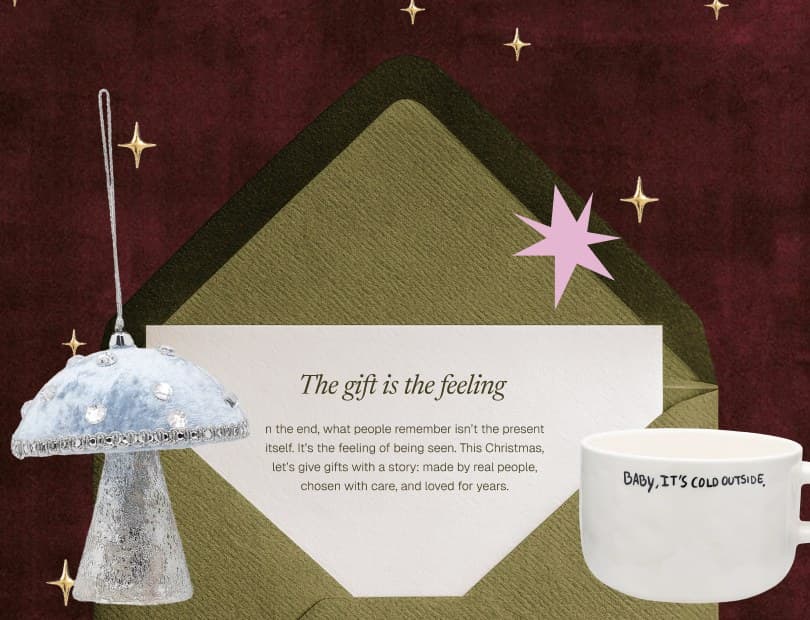A green envelope on red velvet with a mushroom ornament, a mug and stars: "The gift is the feeling"