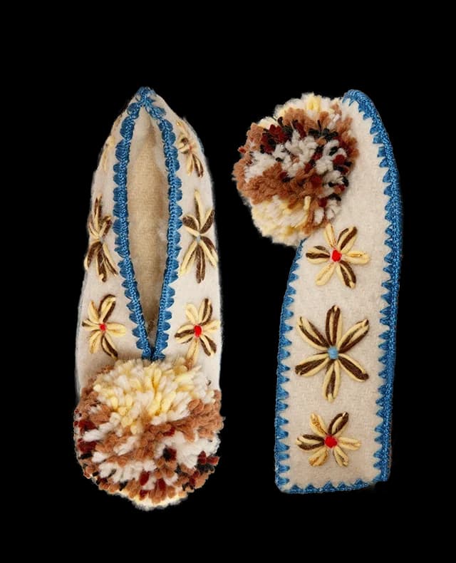 Give A Pon embroidered slipper